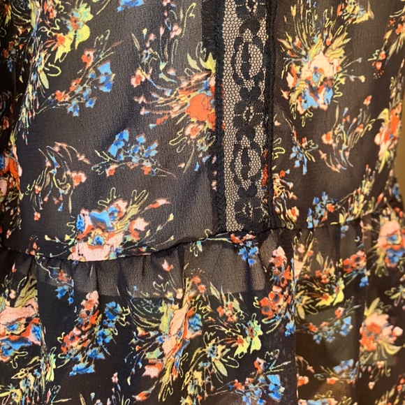 Beautiful Floral Pins and Needles Blouse Size small - Picture 3 of 11